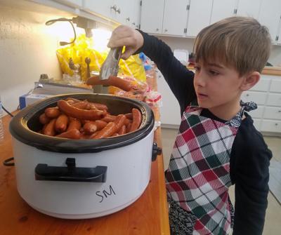 Serving hot dog