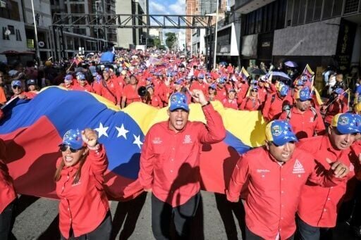 Hundreds of pro-Maduro protesters took to the streets of Caracas to voice their support for the embattled president in response to the global criticism