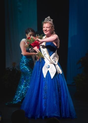 Queen waves