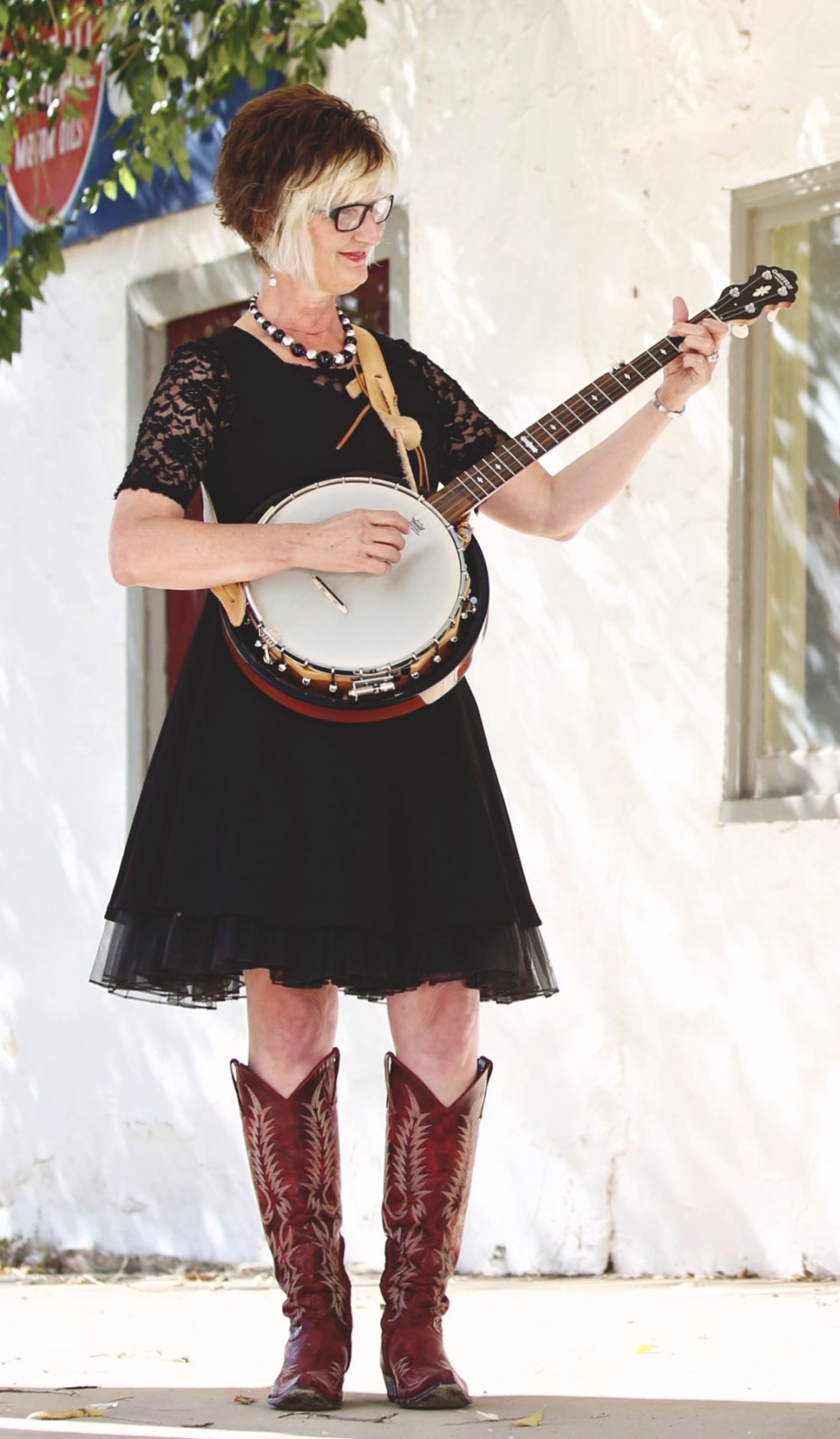 Kimberly Kaye playing banjo